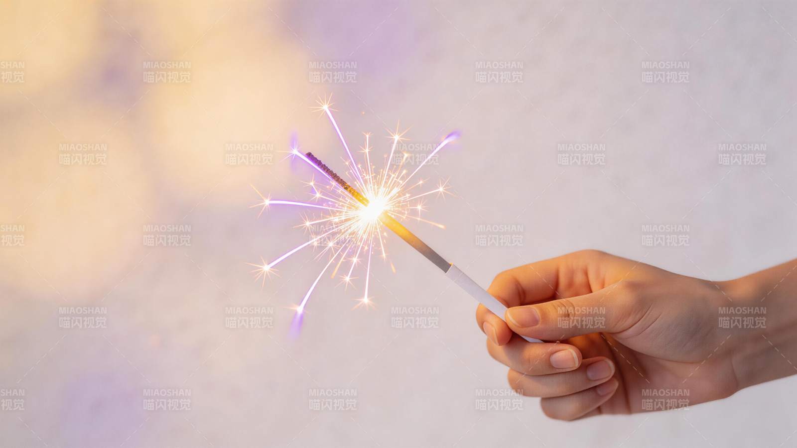 手持点燃的烟花棒发出璀璨光芒图片