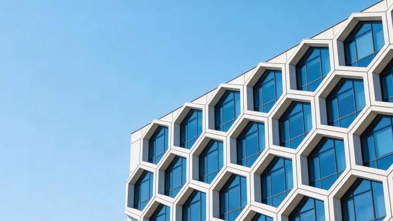 蜂窝状六边形玻璃幕墙现代建筑外观图片