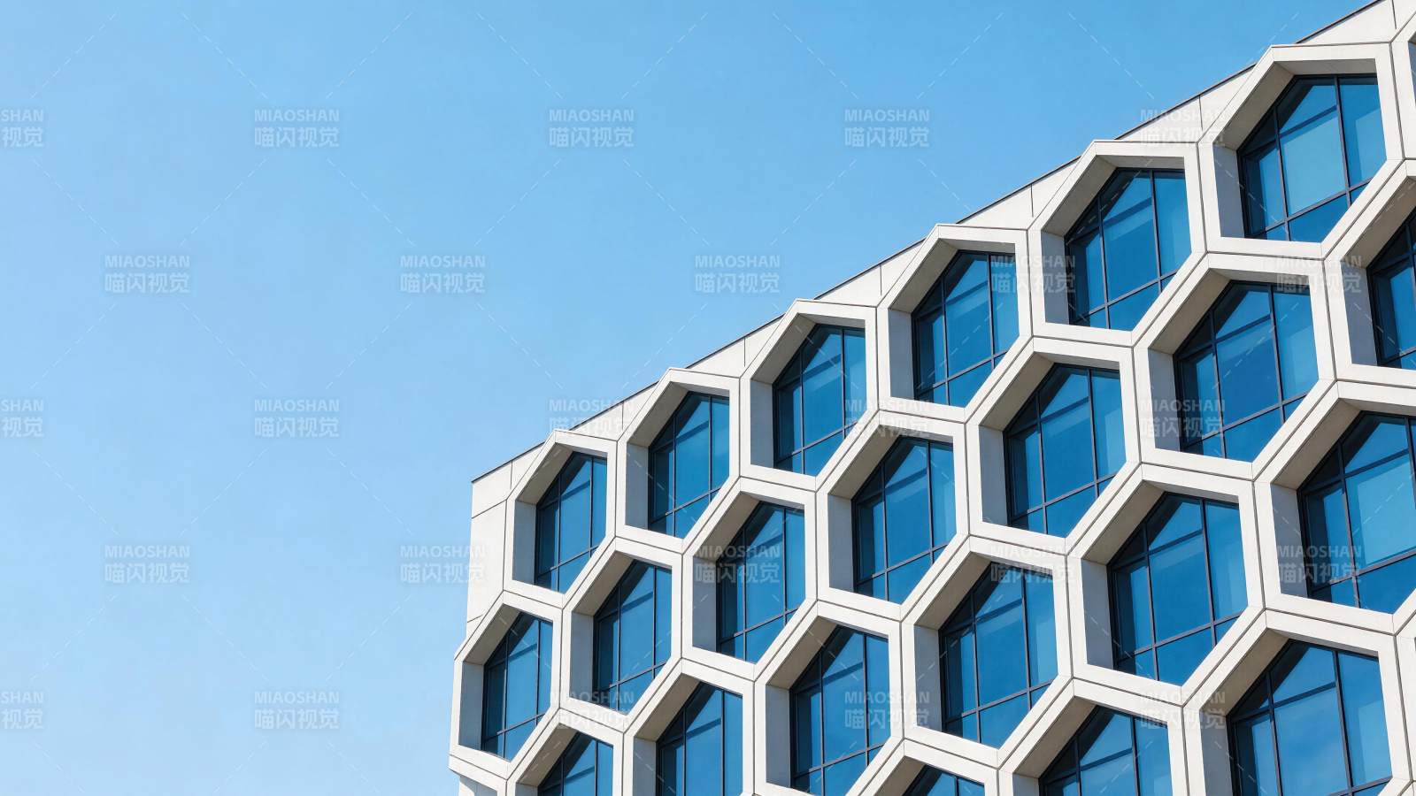 蜂窝状六边形玻璃幕墙现代建筑外观图片