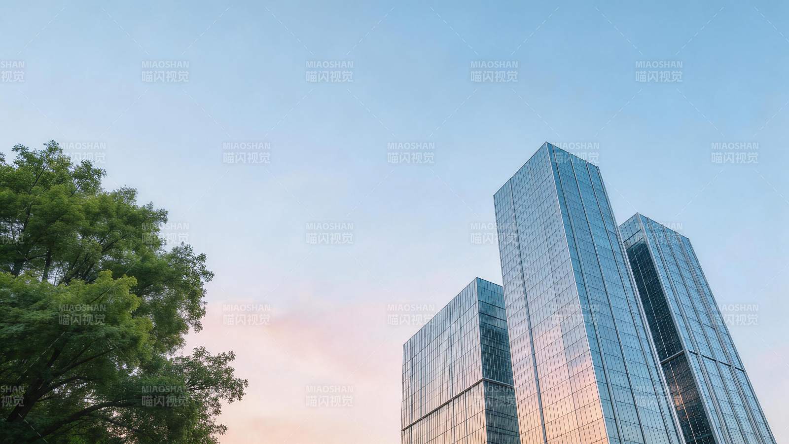 玻璃幕墙高楼与绿树映衬的城市天际线图片