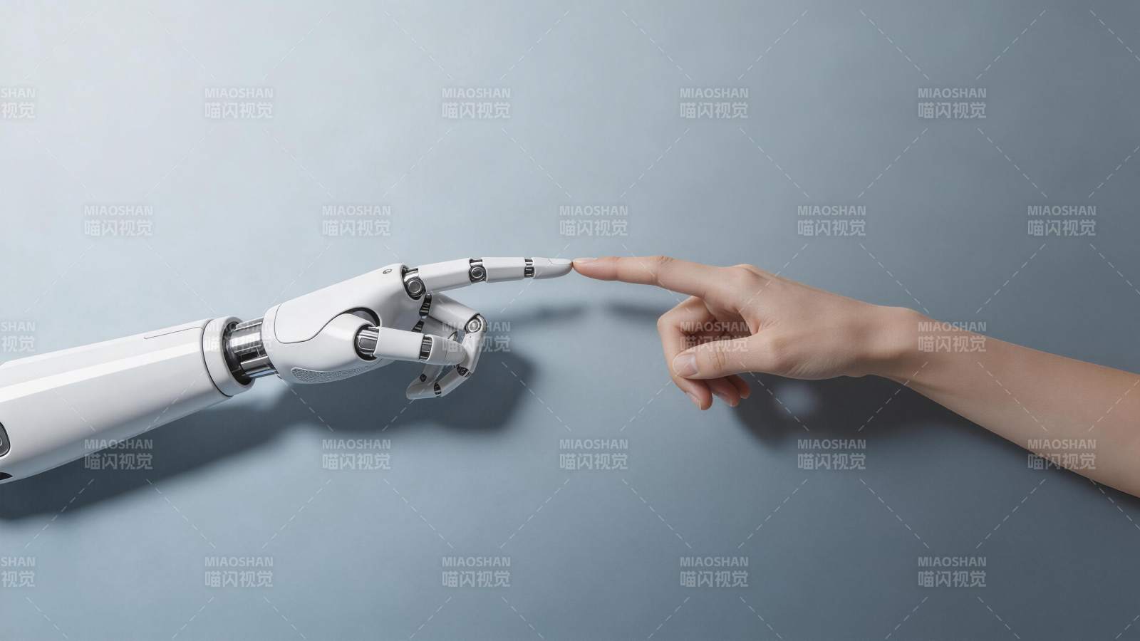 机械手指与人类手指即将触碰的瞬间图片