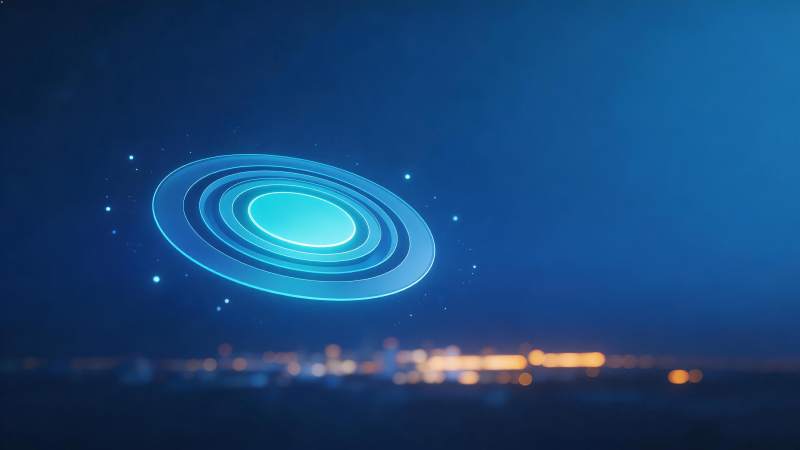 蓝色发光环形结构悬浮于夜空城市上空图片