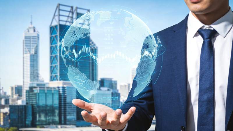 商务人士托举全息地球与数据图表图片