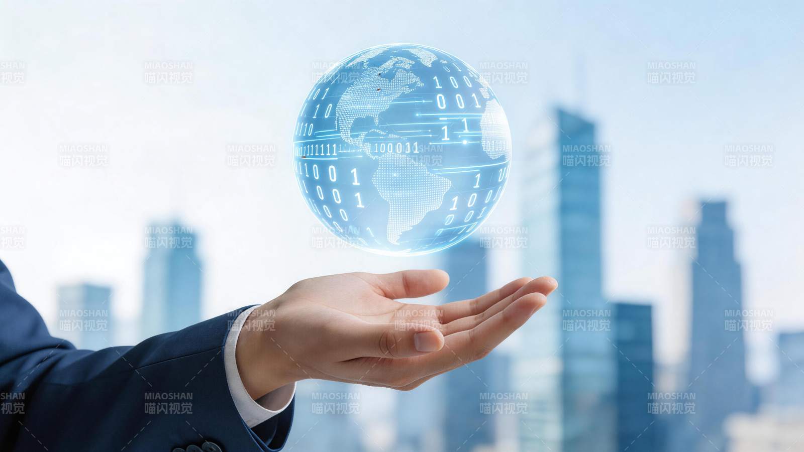 手托数字地球悬浮于城市背景前图片