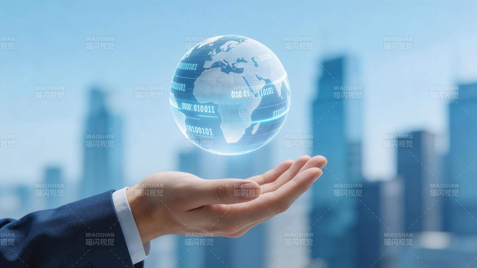 手托全息地球模型展现数字科技概念图片