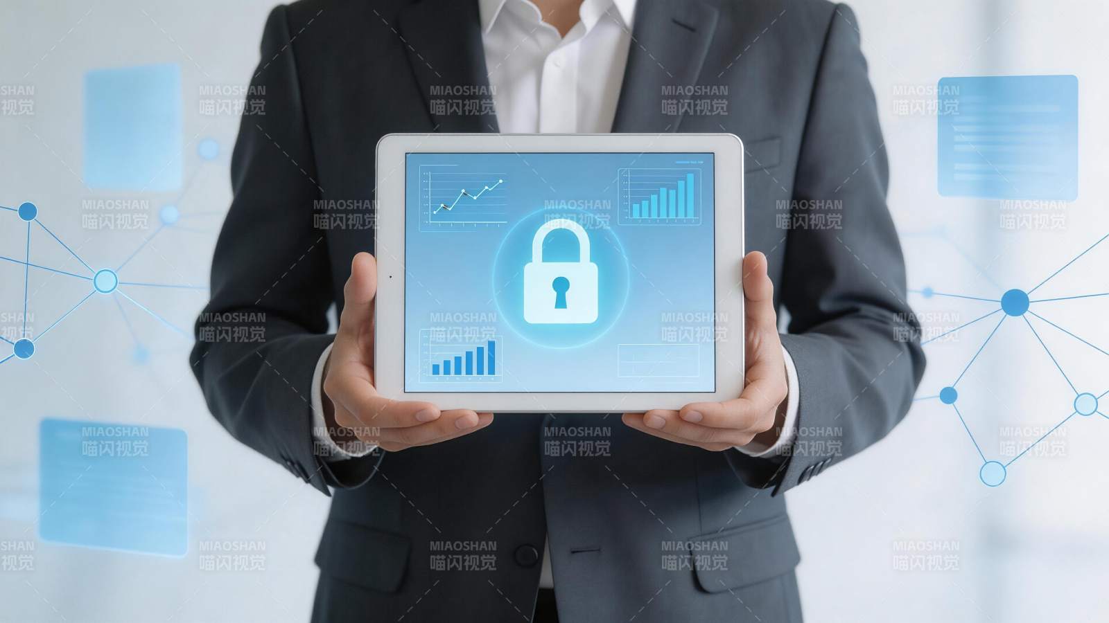 商务人士手持平板展示数据安全图标界面图片