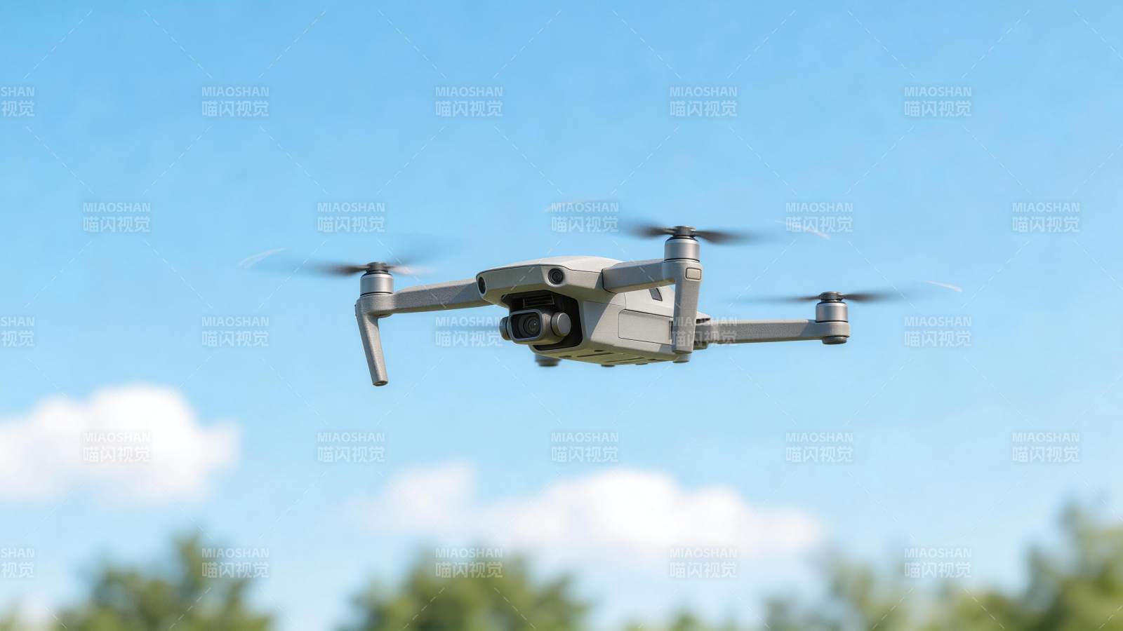 灰色四轴无人机空中悬停拍摄画面图片