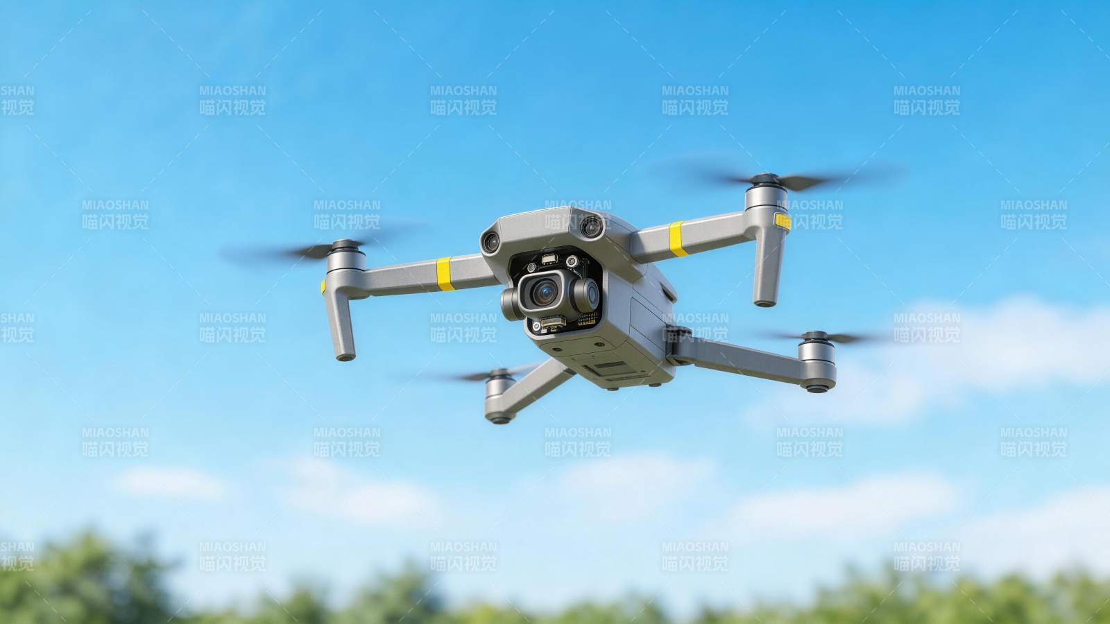 灰色四轴无人机空中飞行带摄像头图片