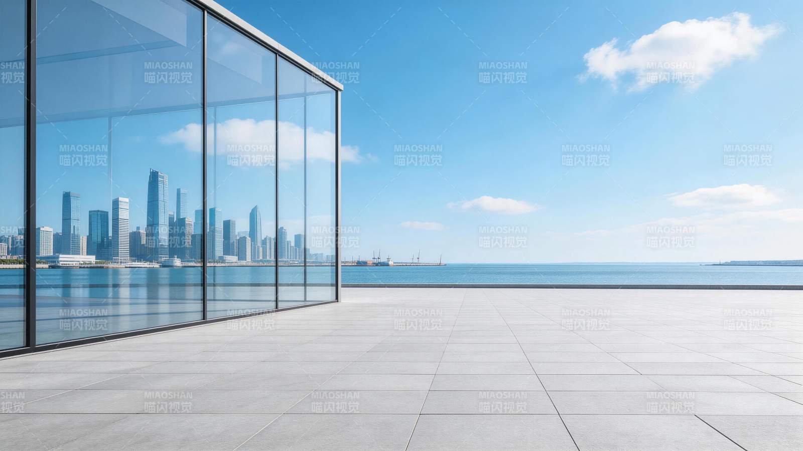 玻璃幕墙建筑前开阔海景与城市天际线倒影图片