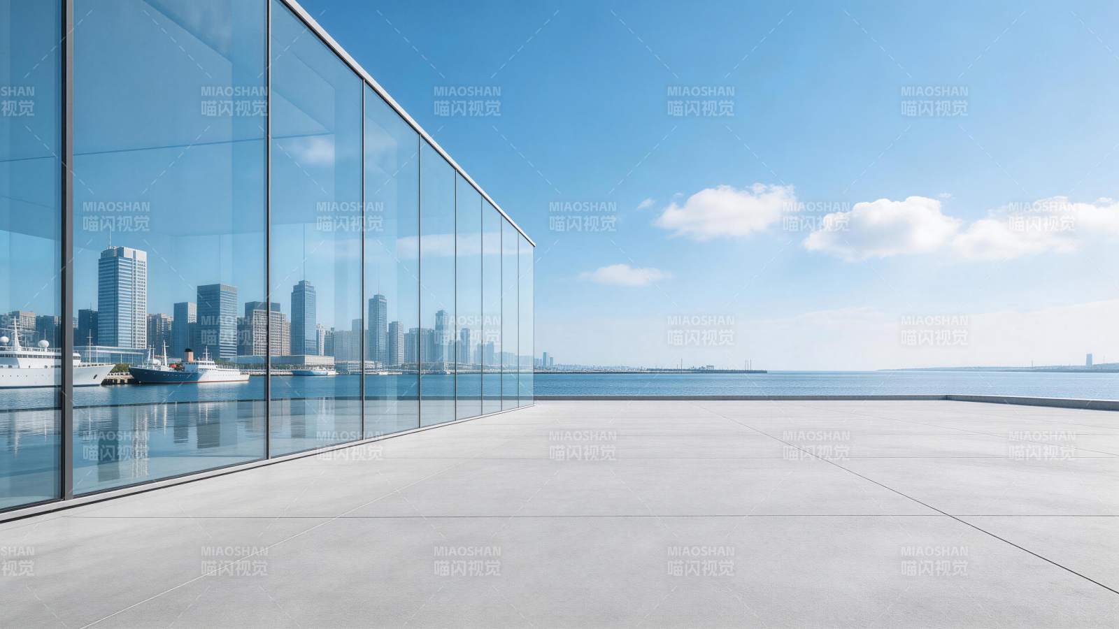 现代玻璃幕墙建筑临海平台与城市天际线倒影图片