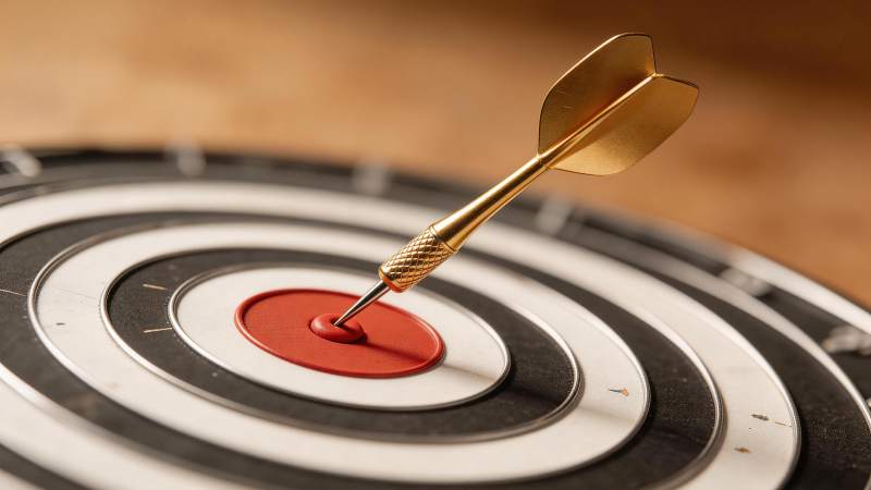 金色飞镖精准命中靶心红圈中心位置图片