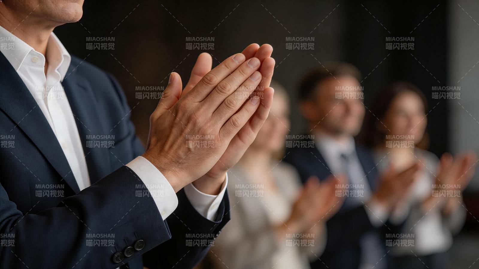 商务人士集体鼓掌致意场景图片