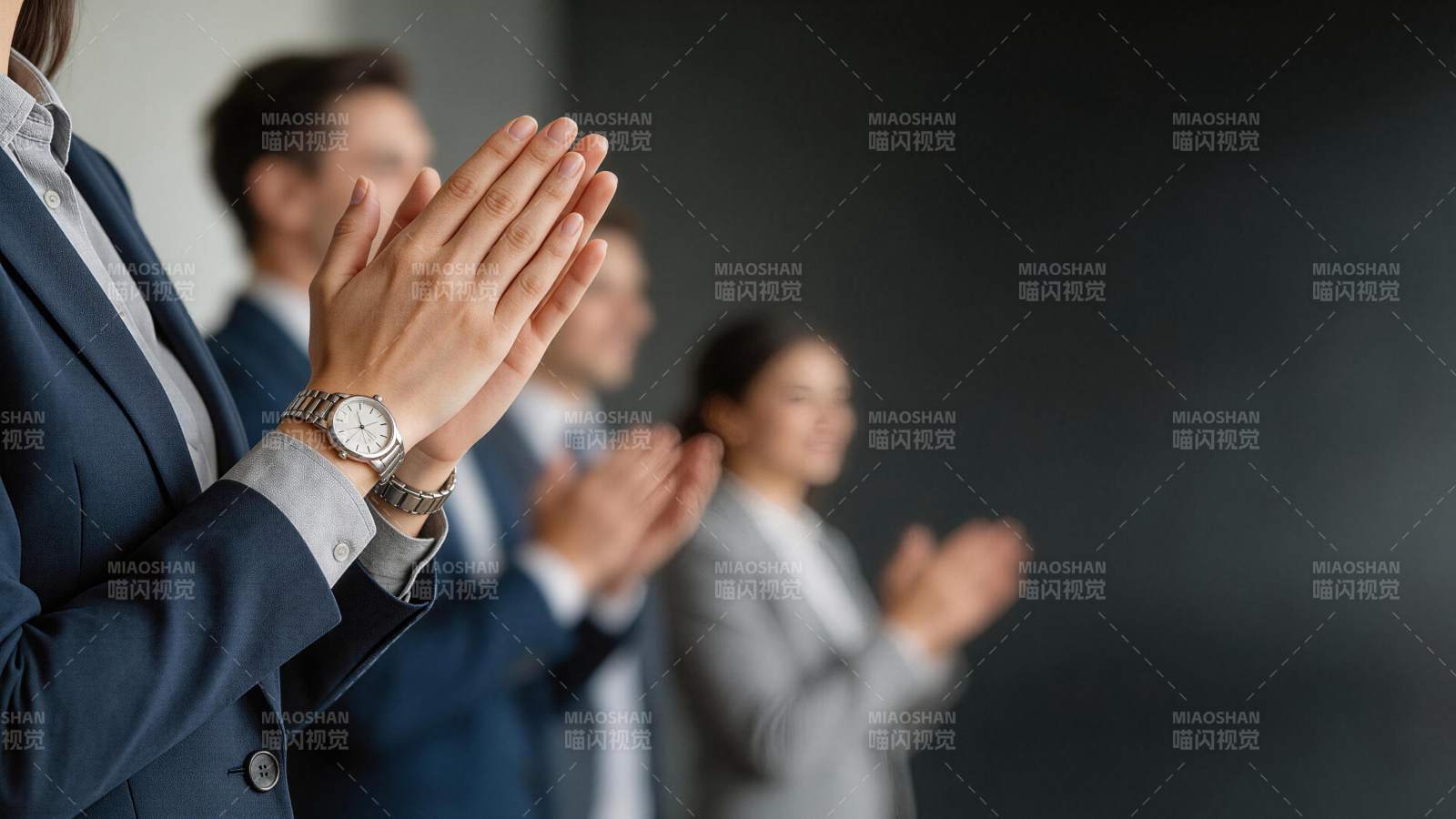 职场人士鼓掌致意的会议场景特写图片