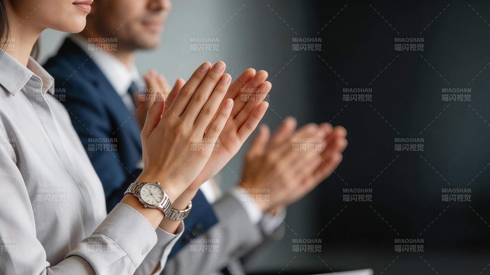 职场人士鼓掌致意的特写场景图片