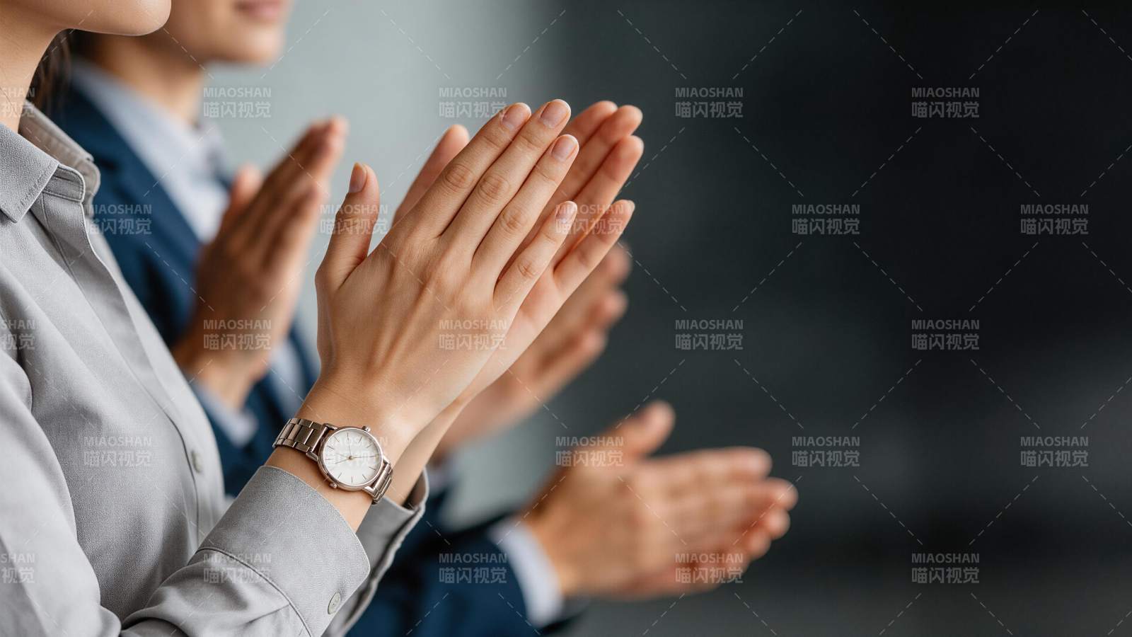 职场人士鼓掌致意的特写画面图片