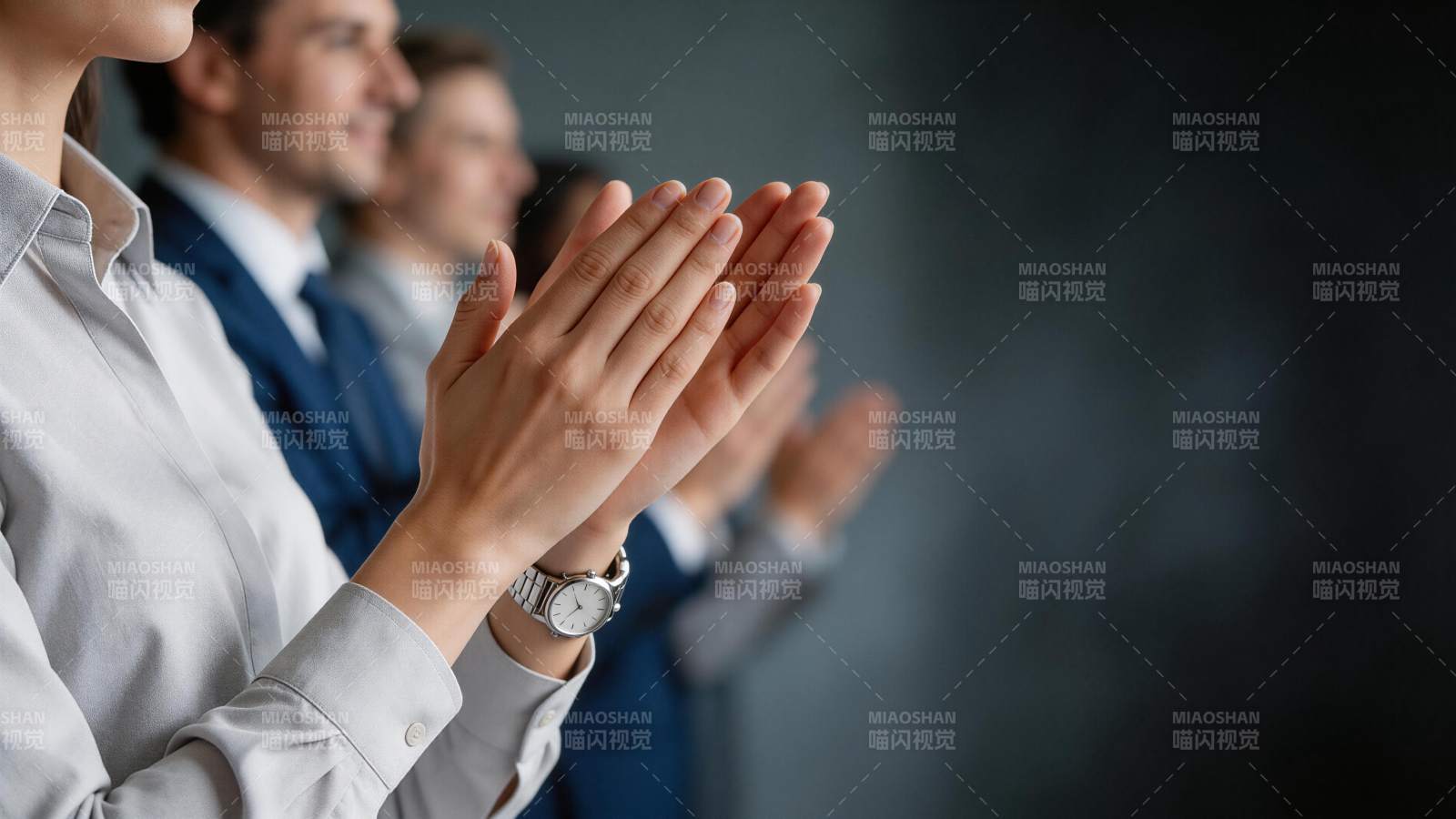 职场人士鼓掌致意的商务会议场景图片