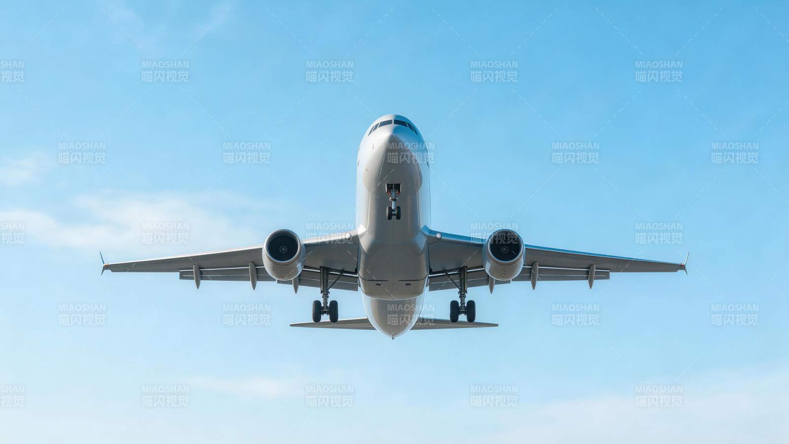 客机从正下方视角飞行于蓝天中图片