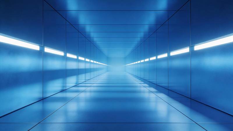 蓝色镜面长廊灯光延伸至远方图片