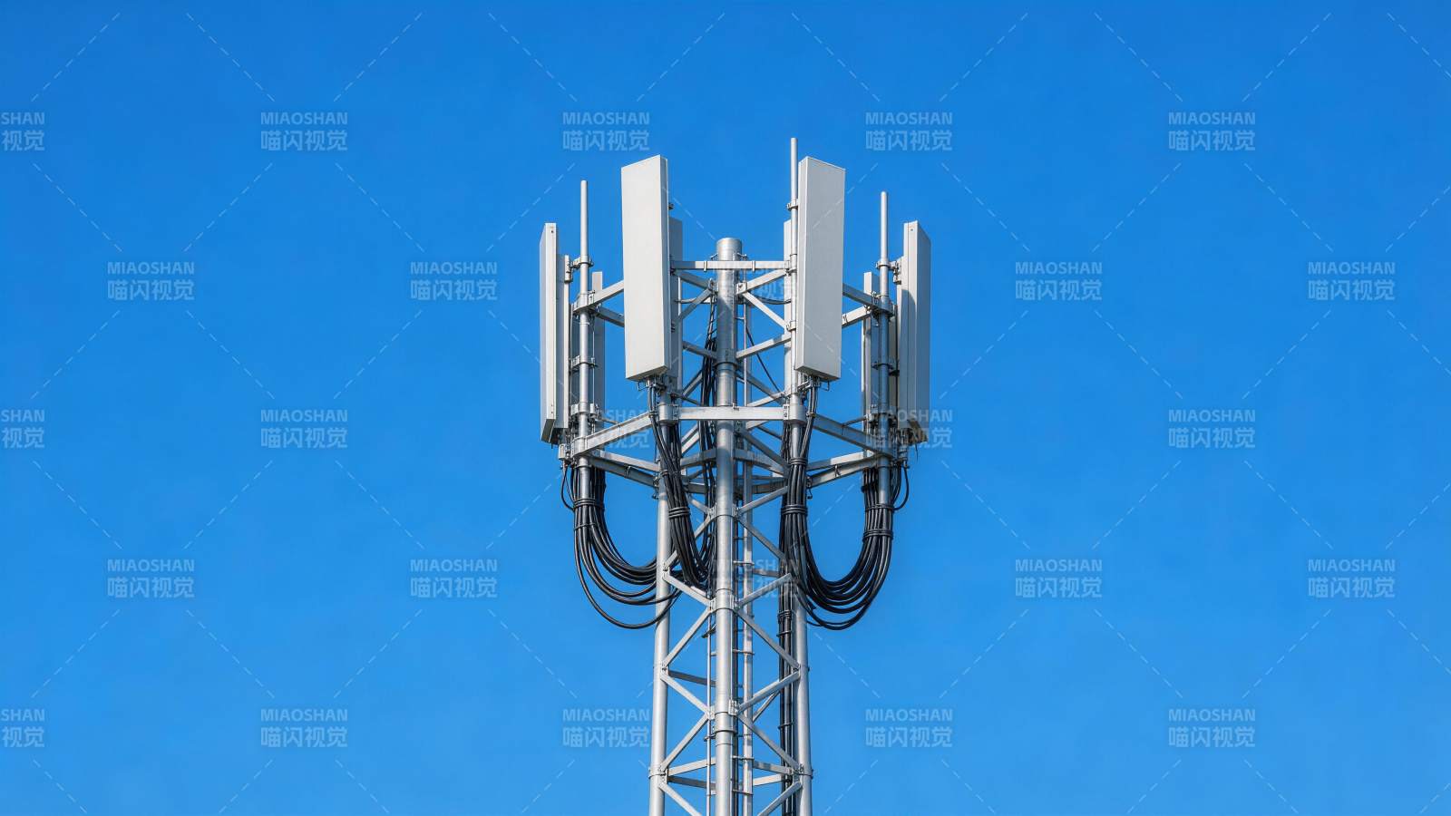 通信基站天线阵列与金属塔架结构特写图片