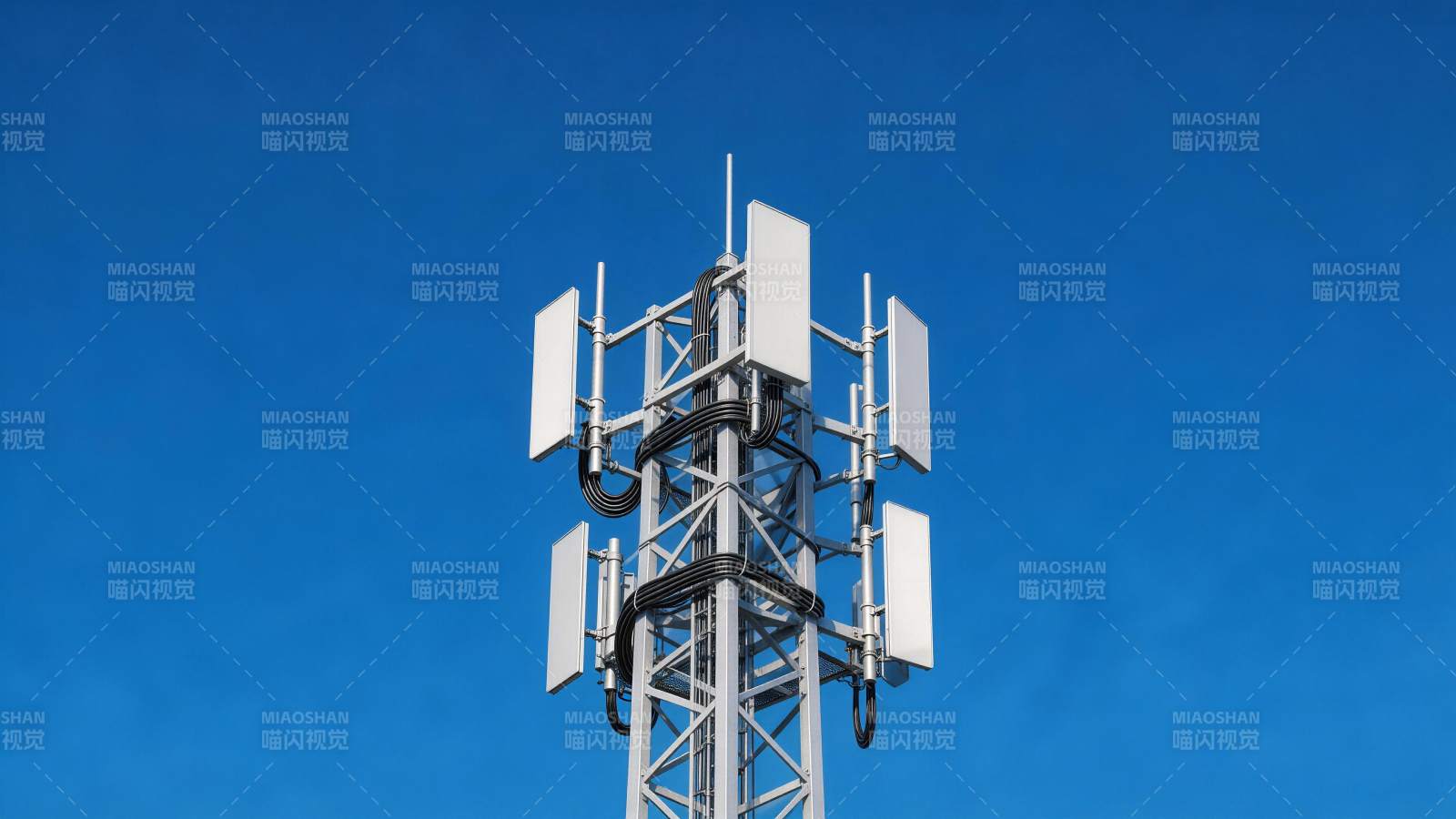 通信基站天线阵列在晴朗蓝天背景下图片