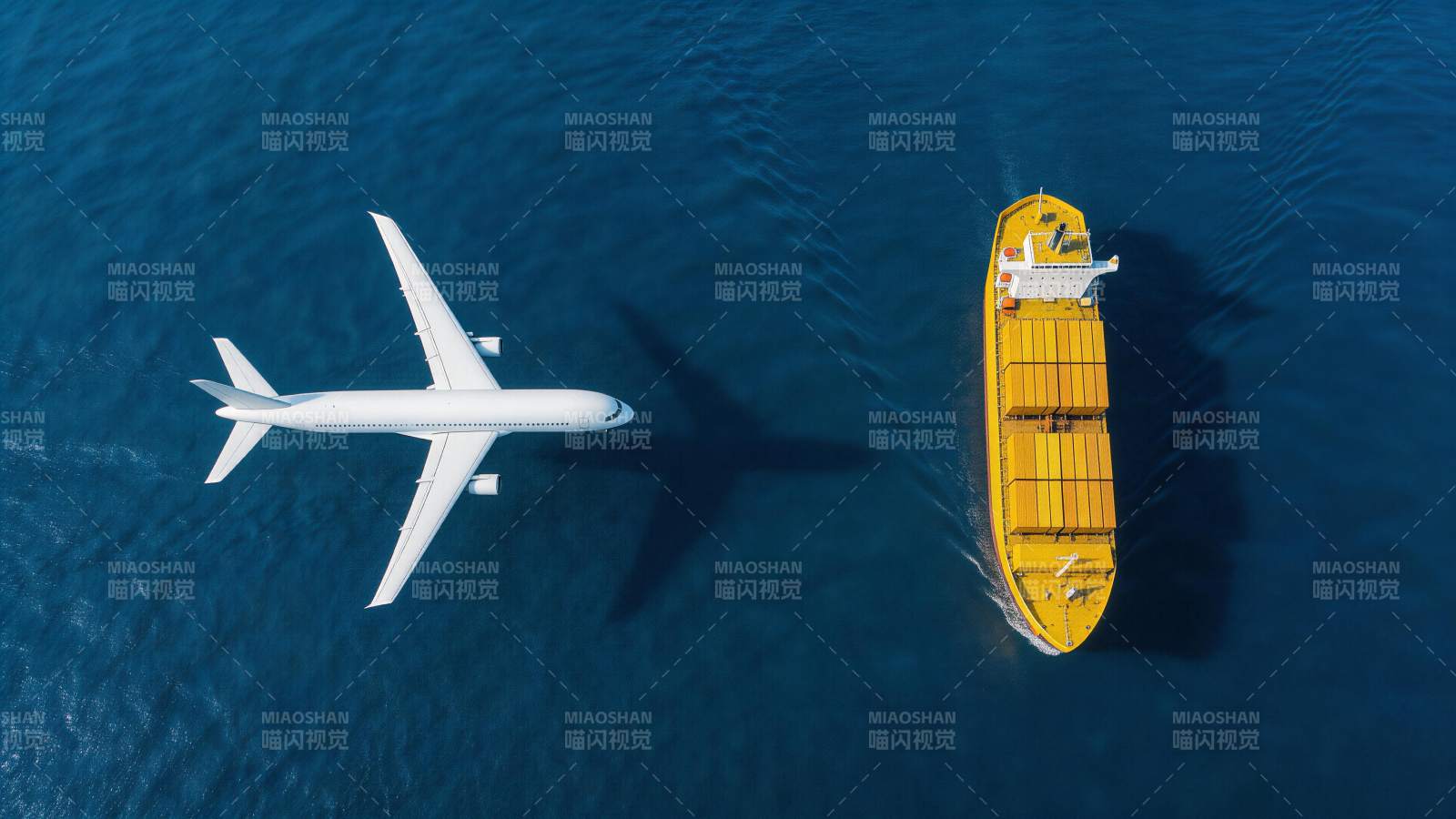 白色客机与黄色货轮在蓝色海面并行航行图片
