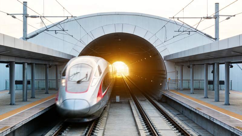 高速列车驶出隧道抵达站台瞬间图片