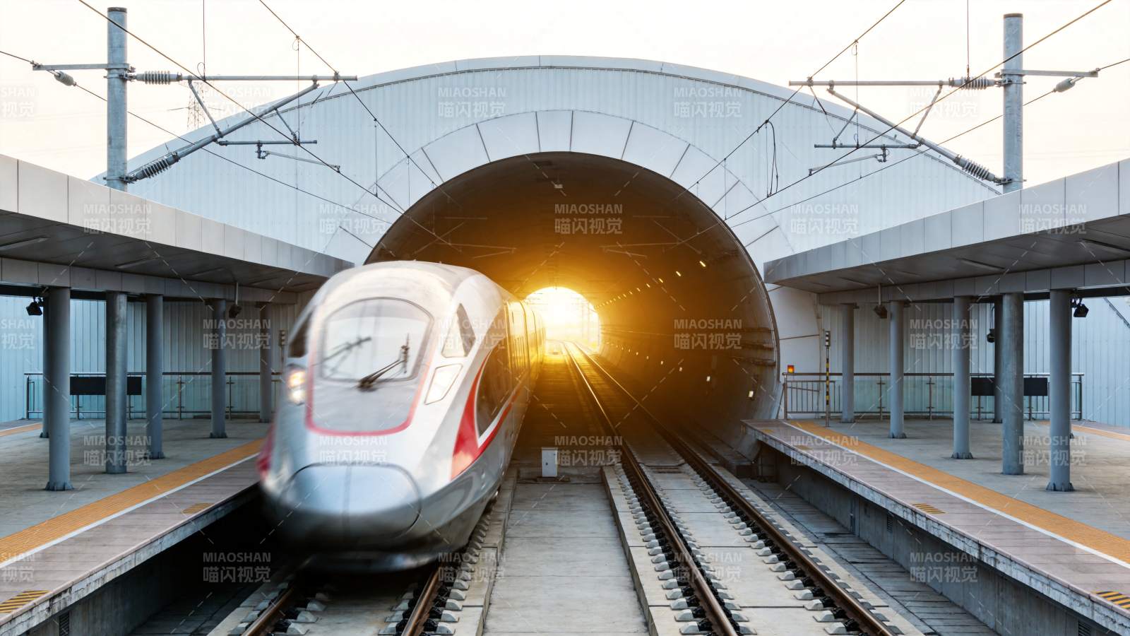 高速列车驶出隧道抵达站台瞬间图片