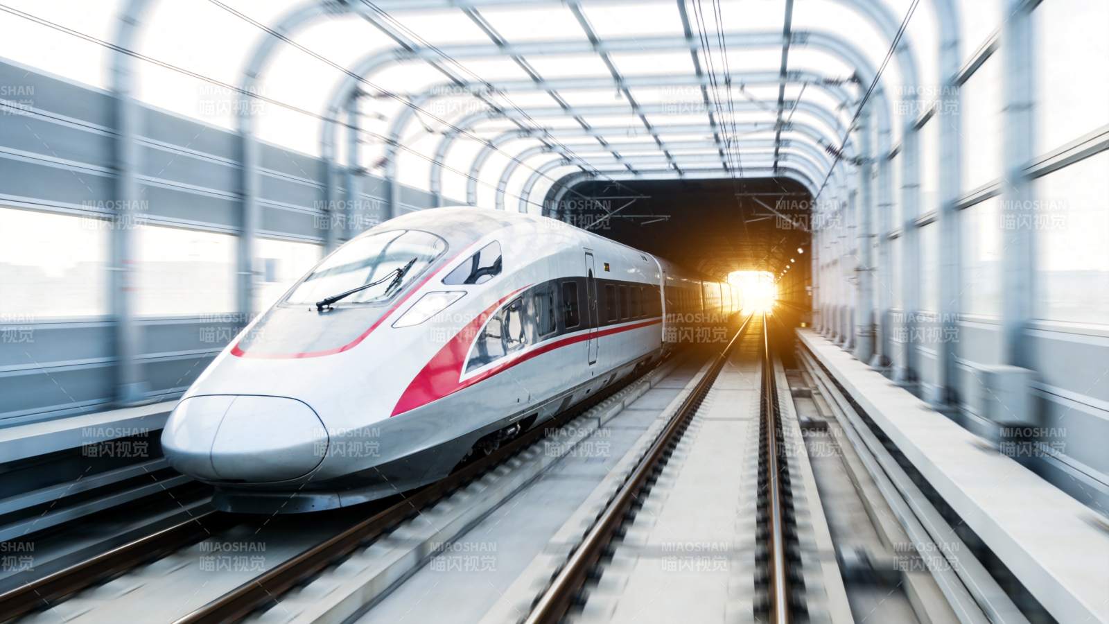 高速列车穿行于现代化高架轨道隧道中图片