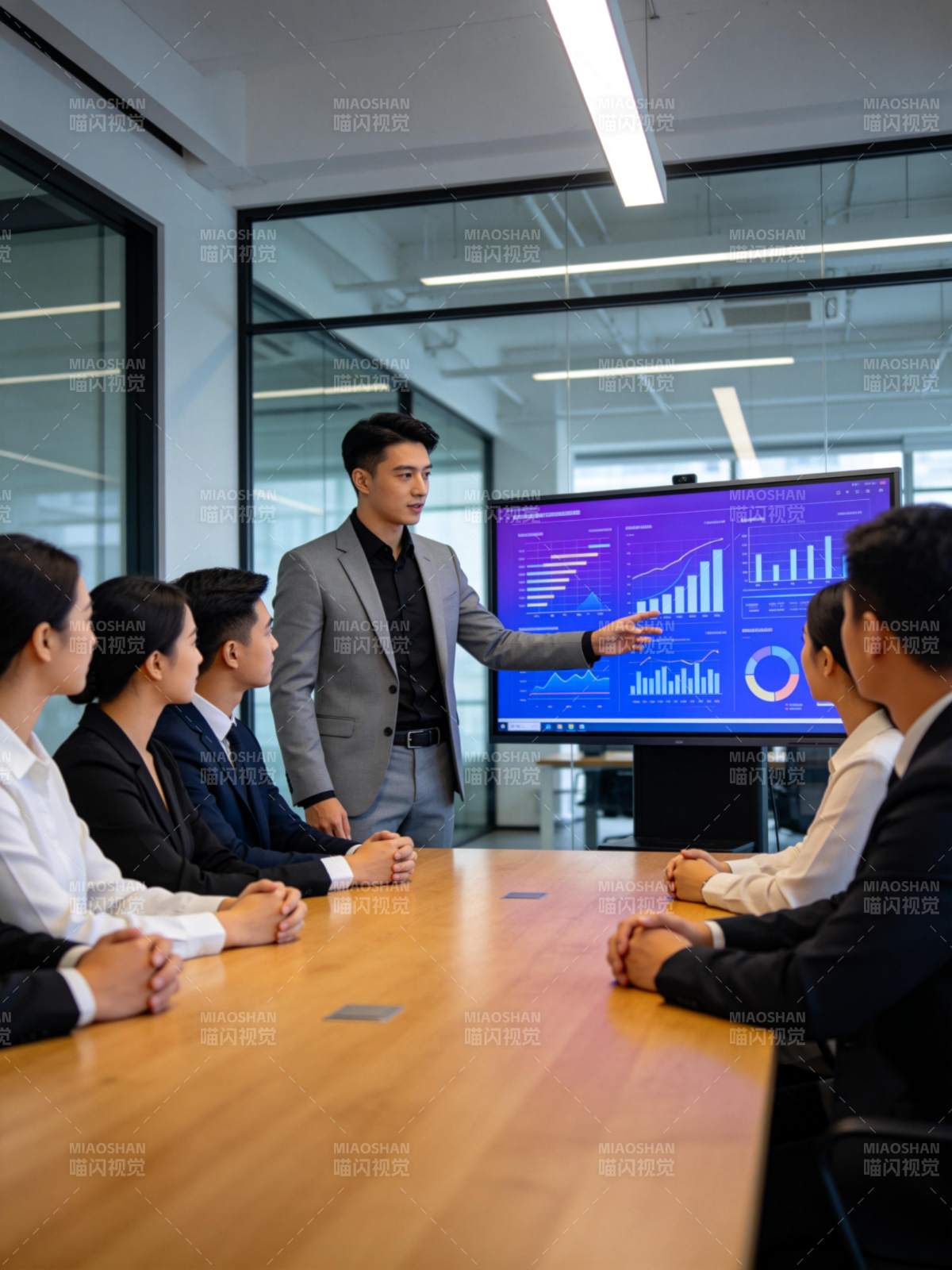 商务会议中男子讲解数据图表内容图片