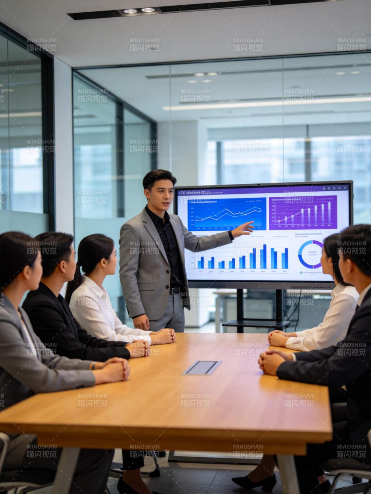 商务人士在会议室进行数据图表汇报演示图片