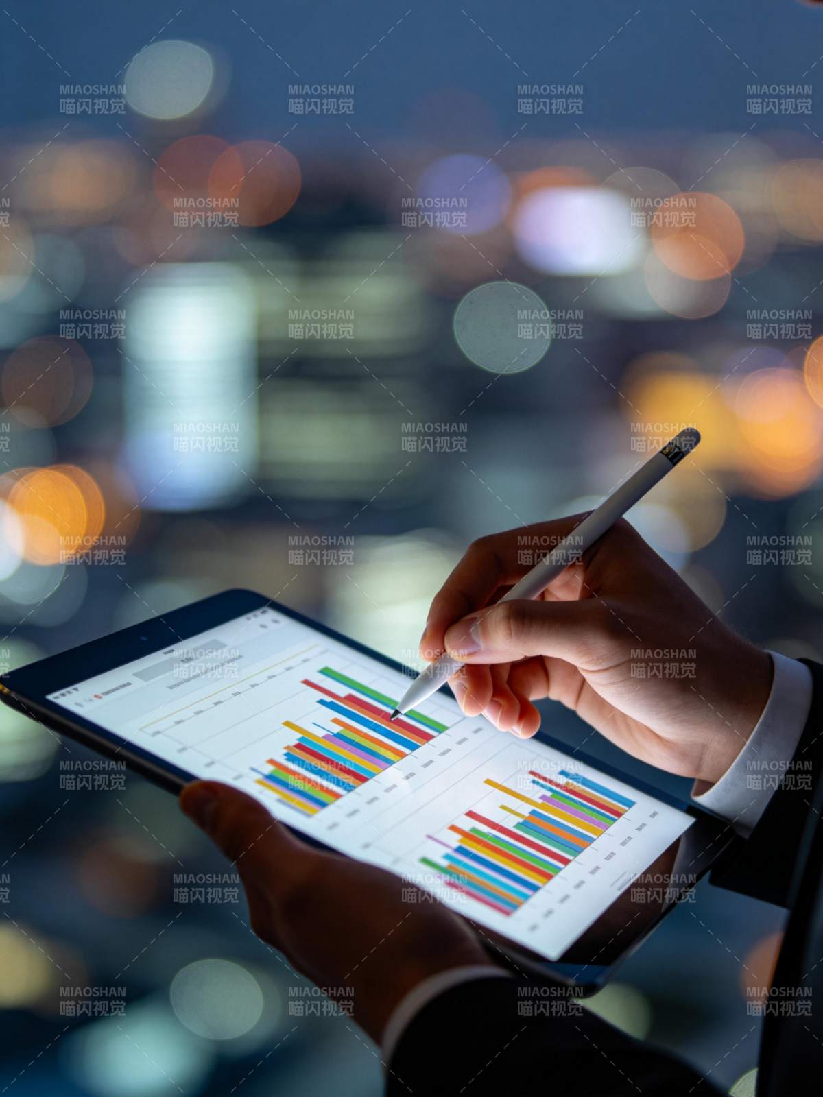 商务人士夜间使用平板分析数据图表图片