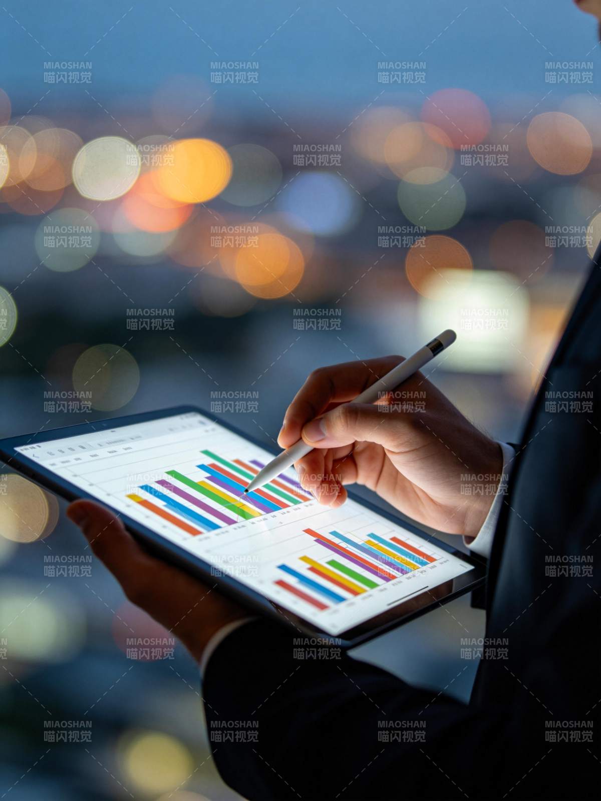商务人士手持平板分析彩色柱状图表数据图片