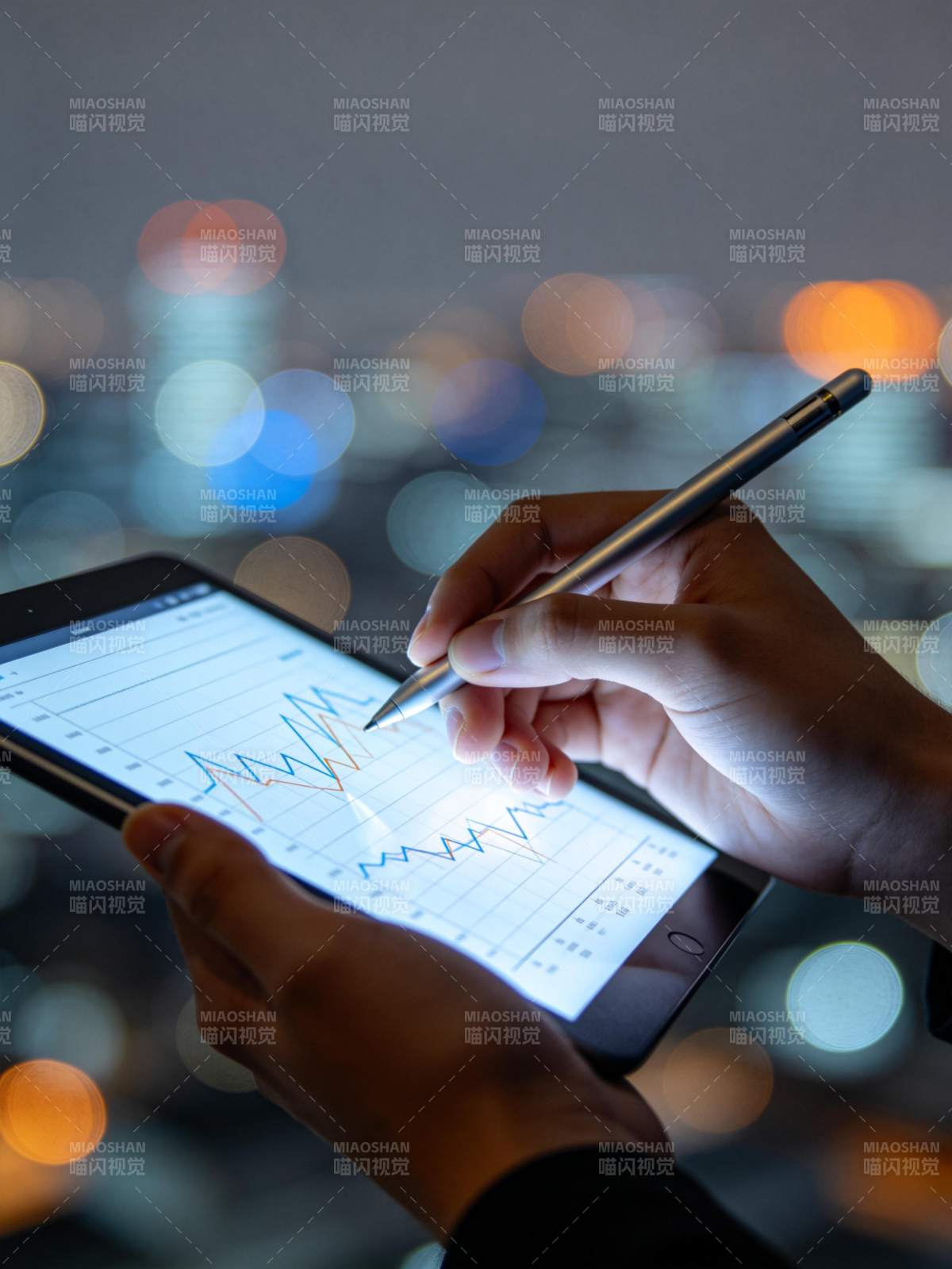 手持平板用触控笔分析数据图表图片