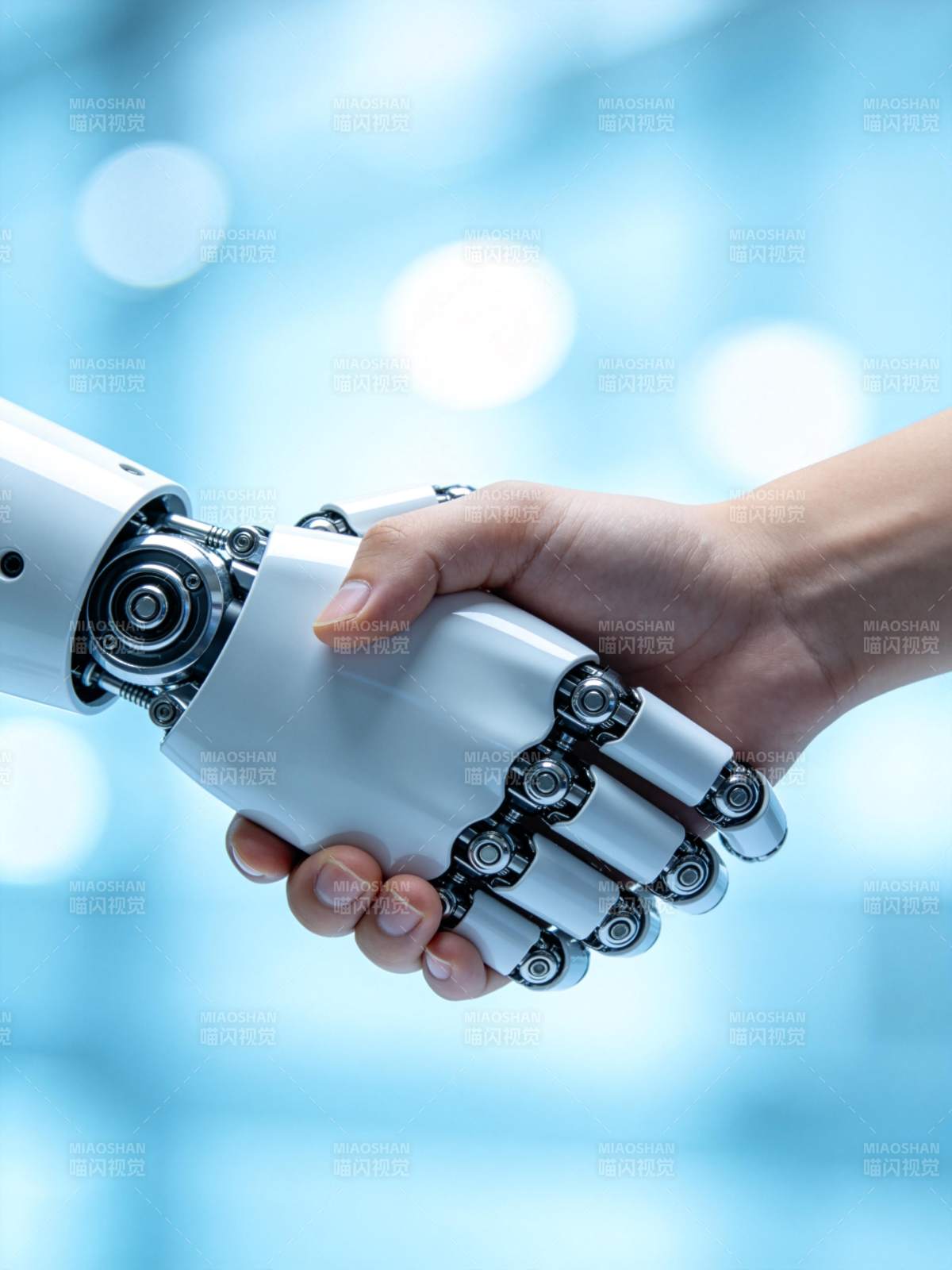 人类手掌与机械手臂握手特写画面图片