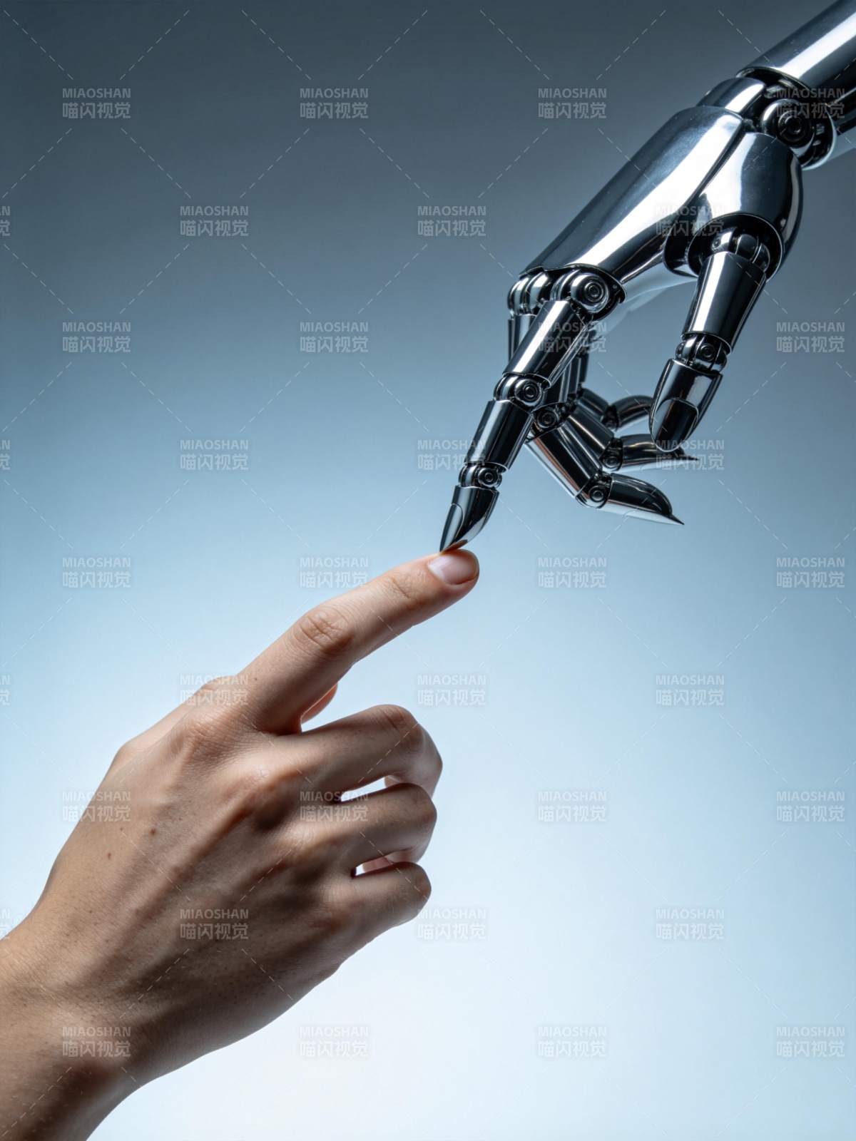人类手指与机械手臂指尖相触瞬间图片