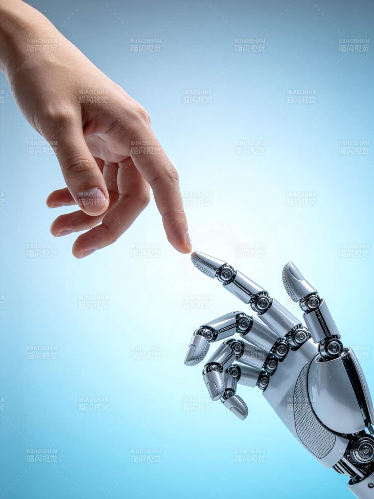 人类手指与机械手指即将触碰的瞬间图片