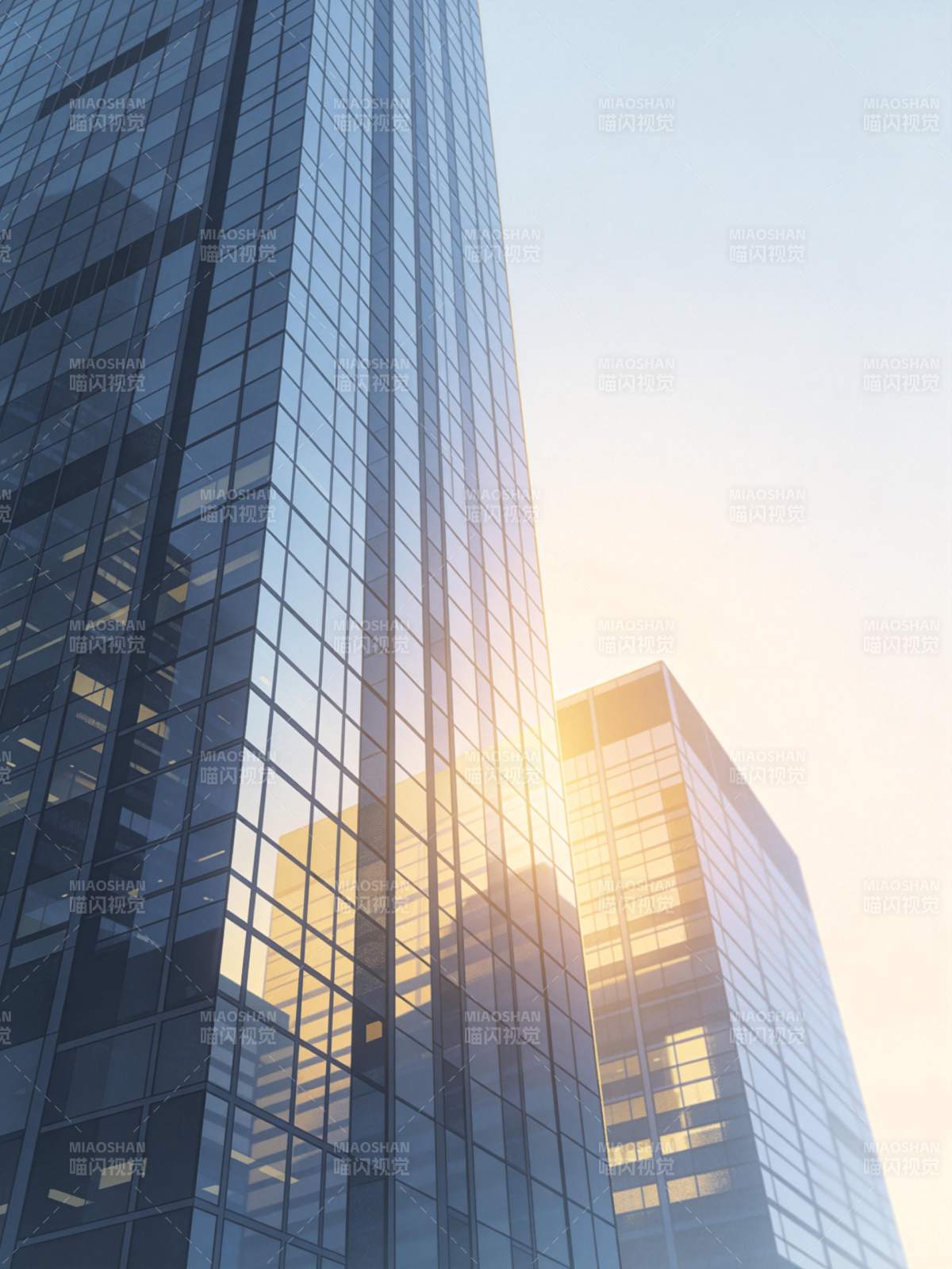 玻璃幕墙高楼在晨光中反射金色光芒图片