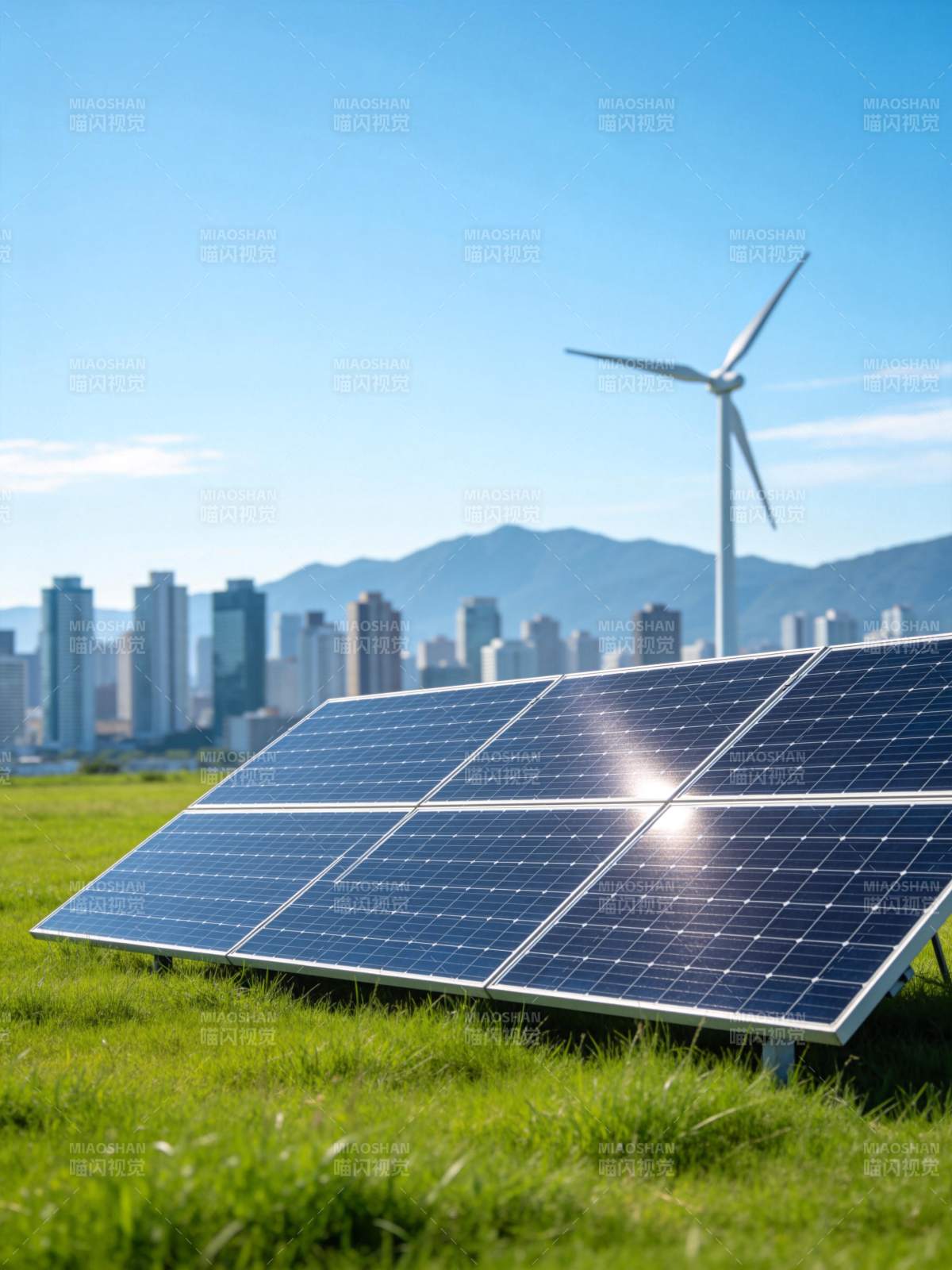 草地上的太阳能板与远处风力发电机图片