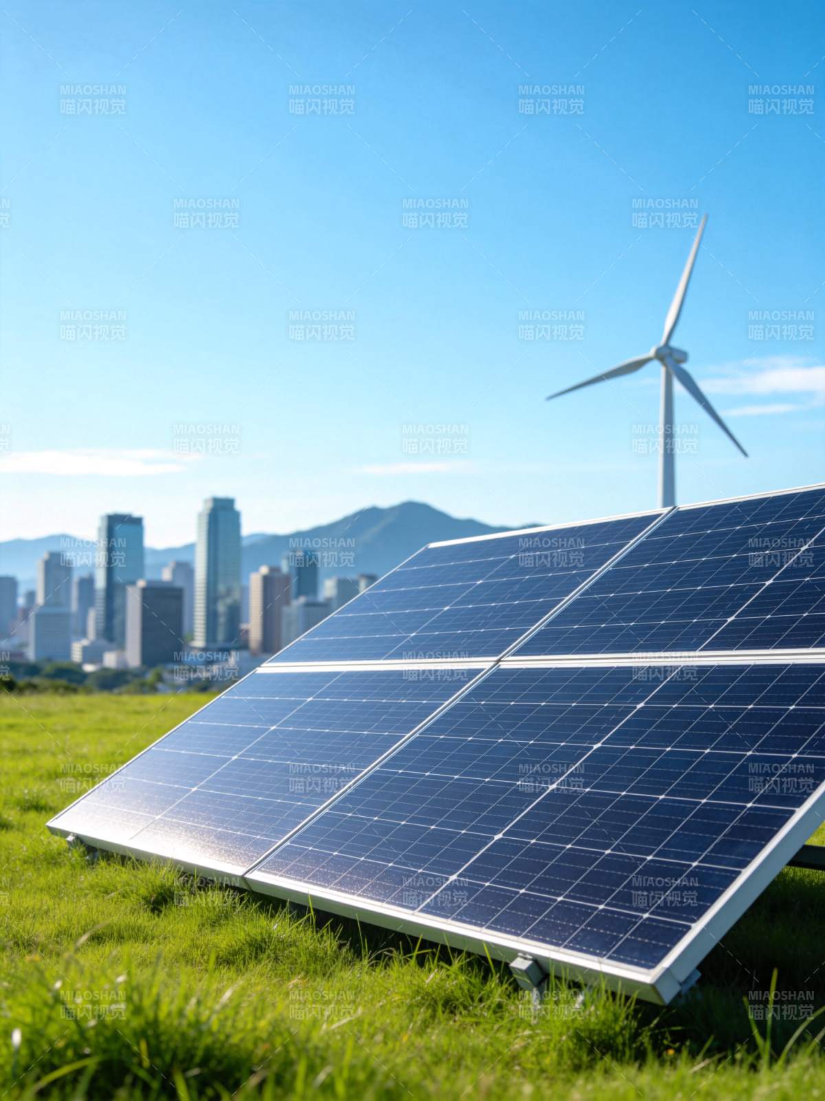 草地上的太阳能板与风力发电机城市背景图片