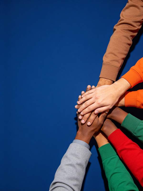 多人叠手团结协作特写画面图片