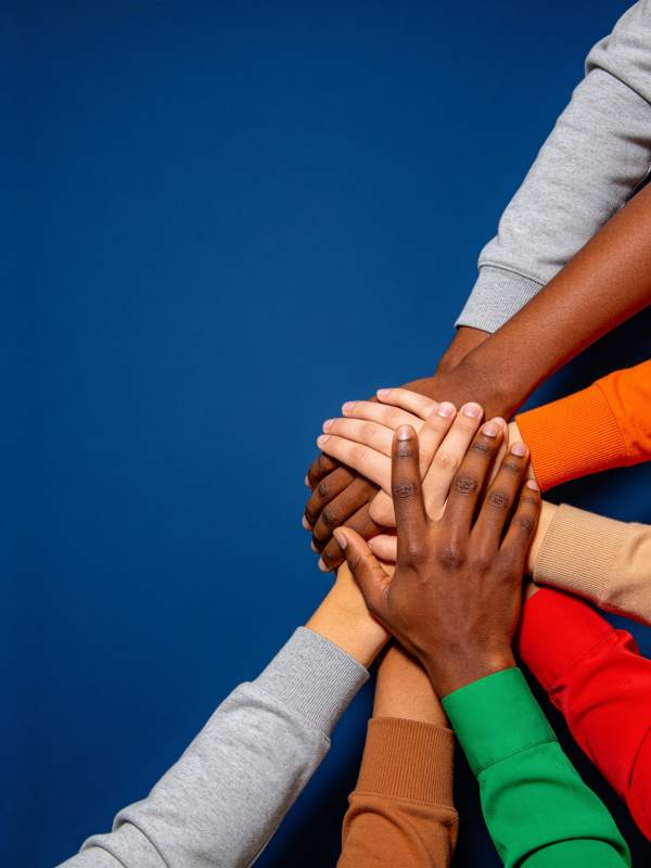 多只不同肤色手掌叠放象征团结合作图片