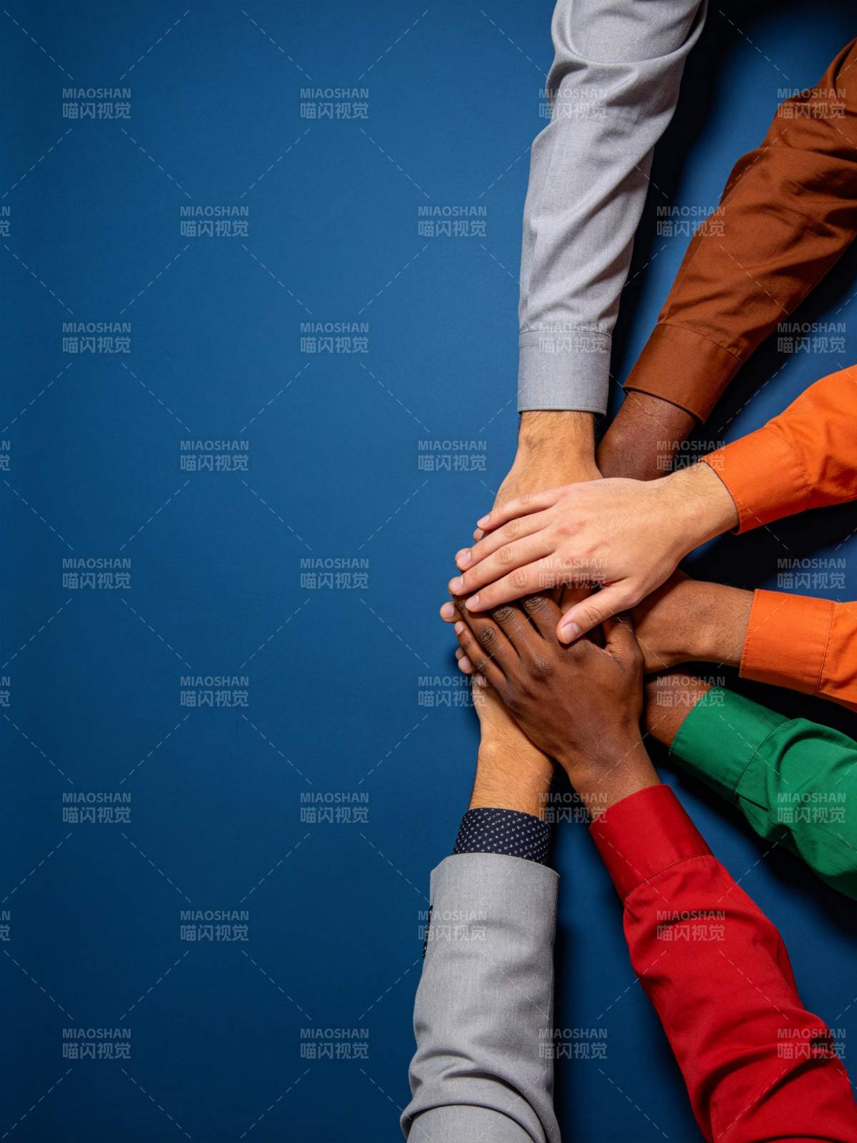 多人叠手团结协作手势特写图片