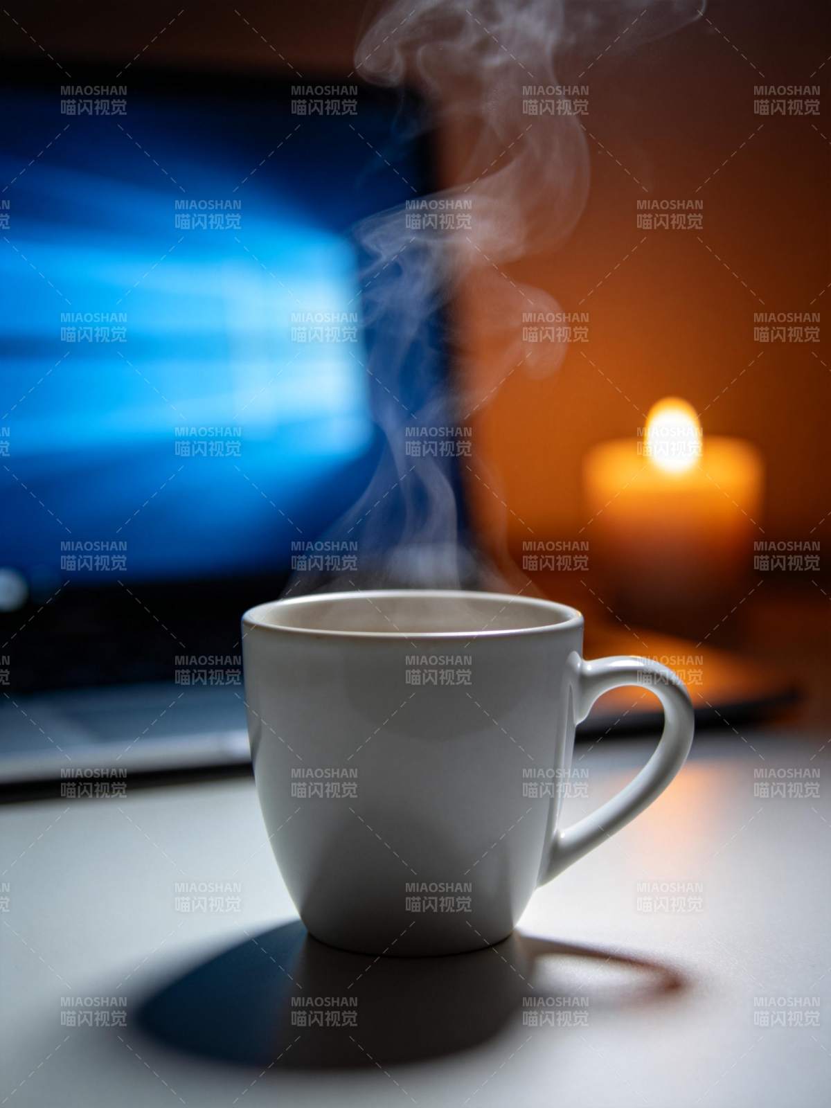 白色瓷杯热气升腾置于桌面背景电脑烛光图片