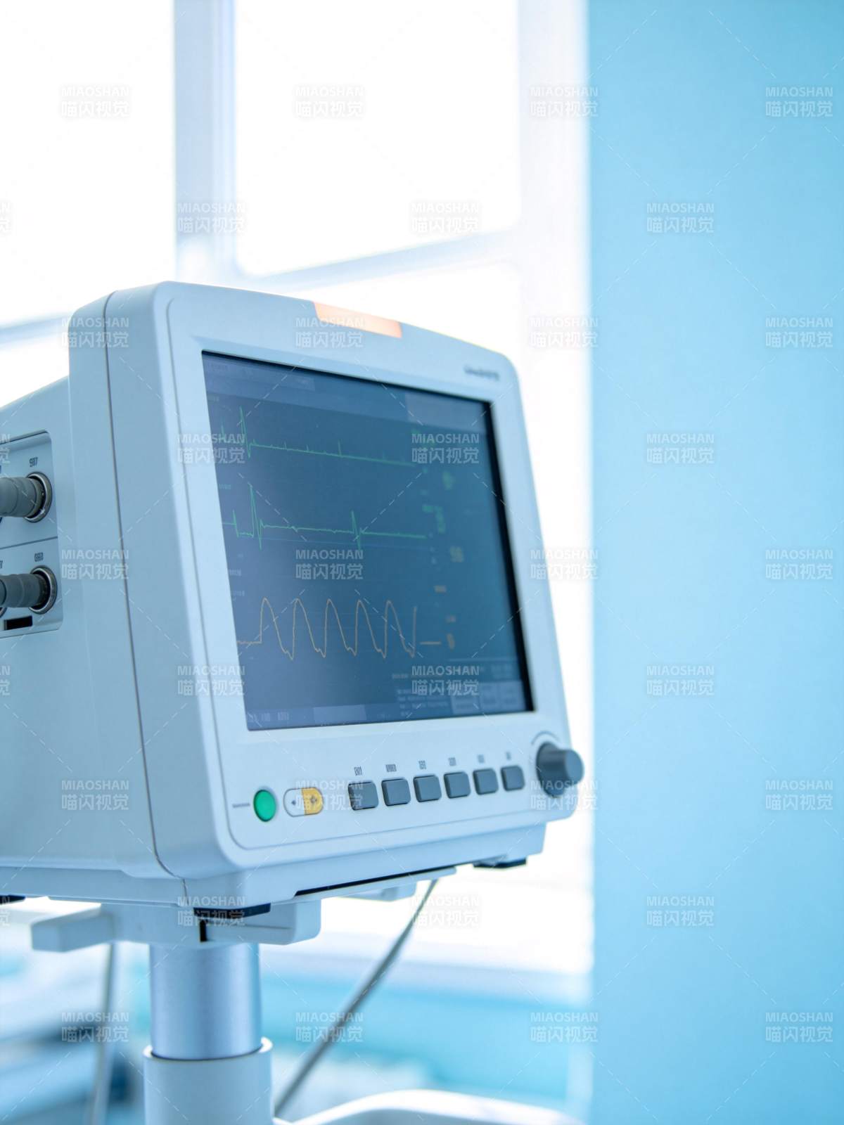 医疗监护仪显示心电与呼吸波形数据图片