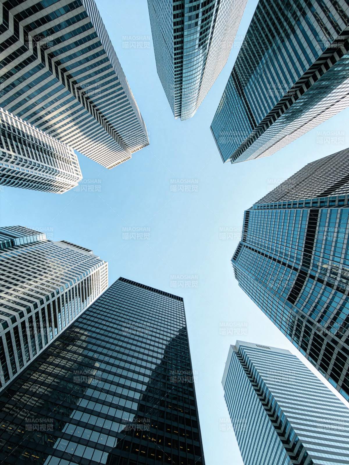 仰视视角下的现代高层建筑群环绕天空图片