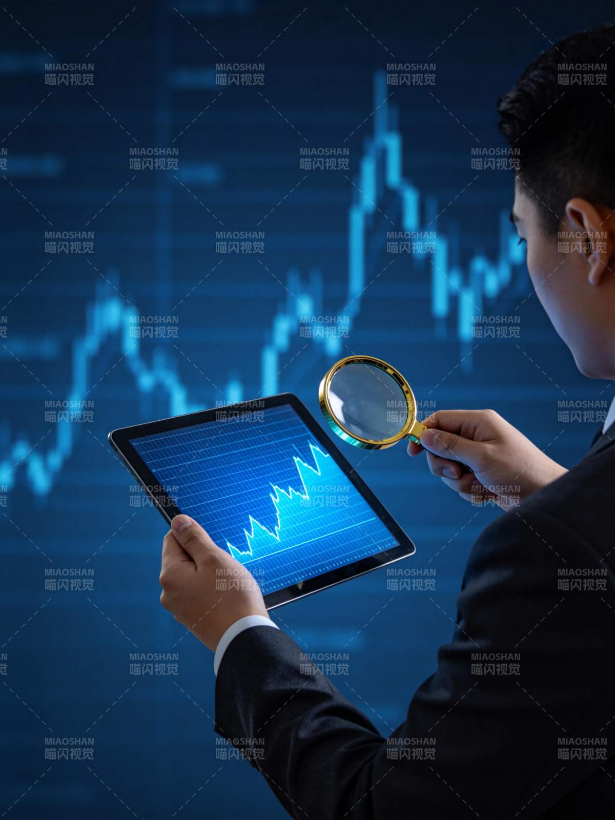 商务人士用放大镜分析平板上的数据图表图片