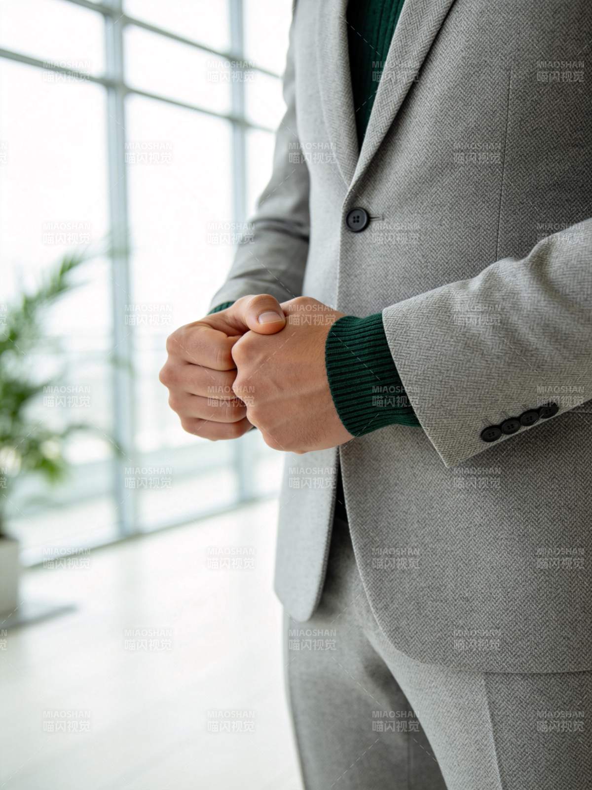 灰西装男子整理袖口细节特写图片