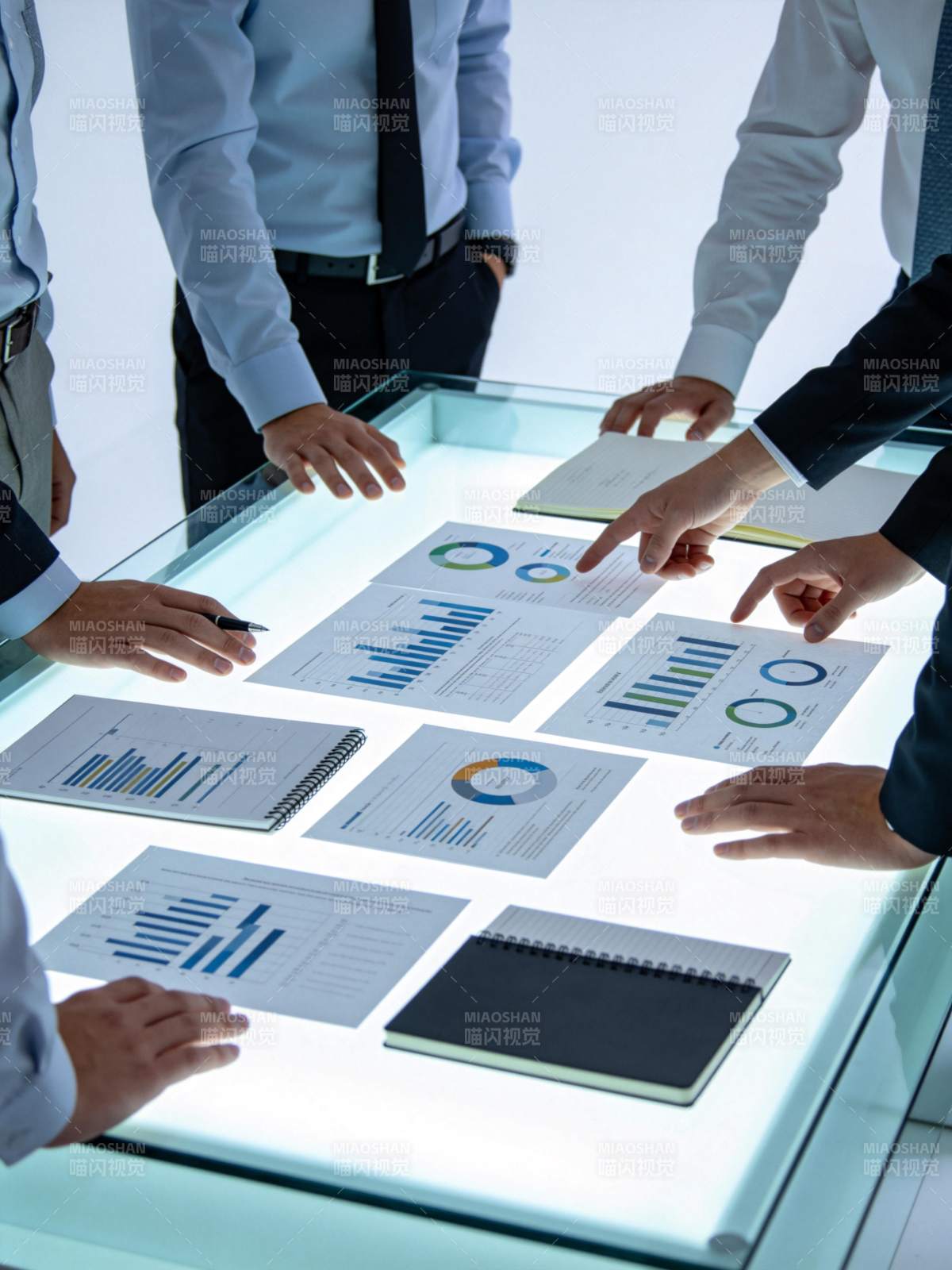 多人围站发光会议桌分析图表数据图片