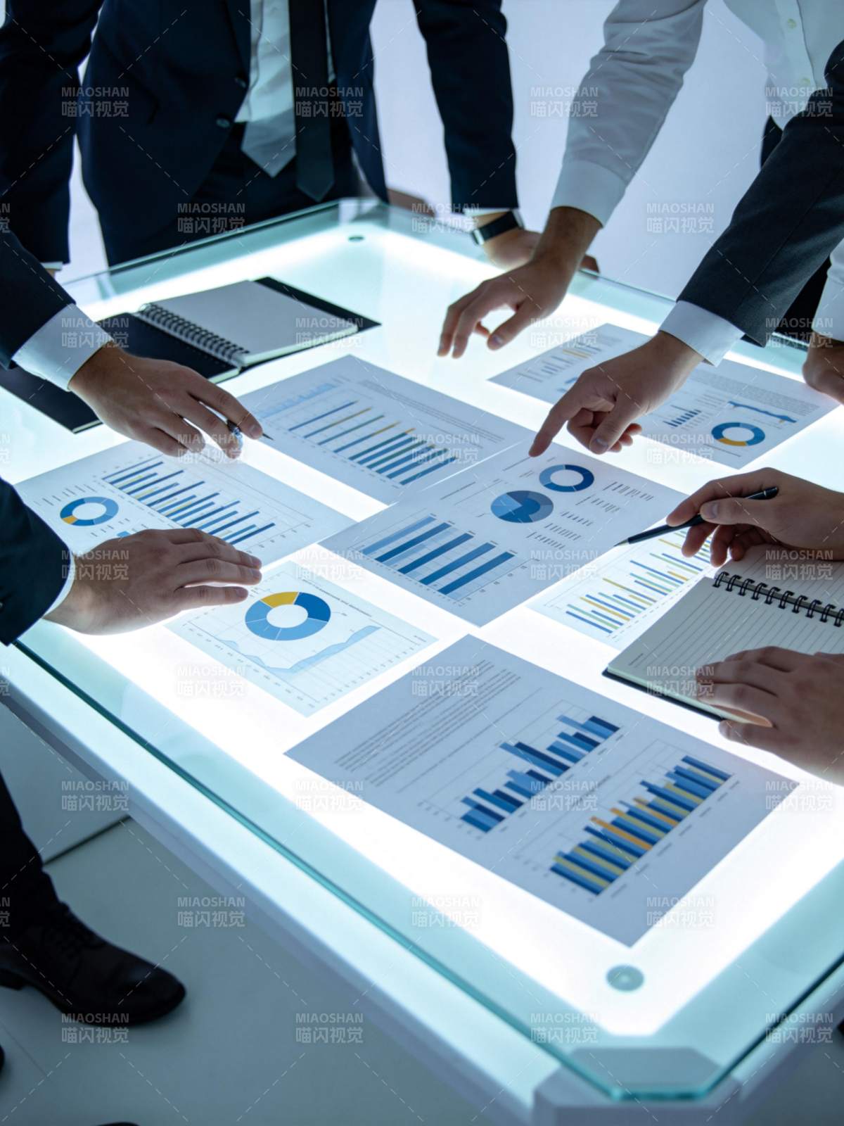 多人围坐发光会议桌分析数据图表图片
