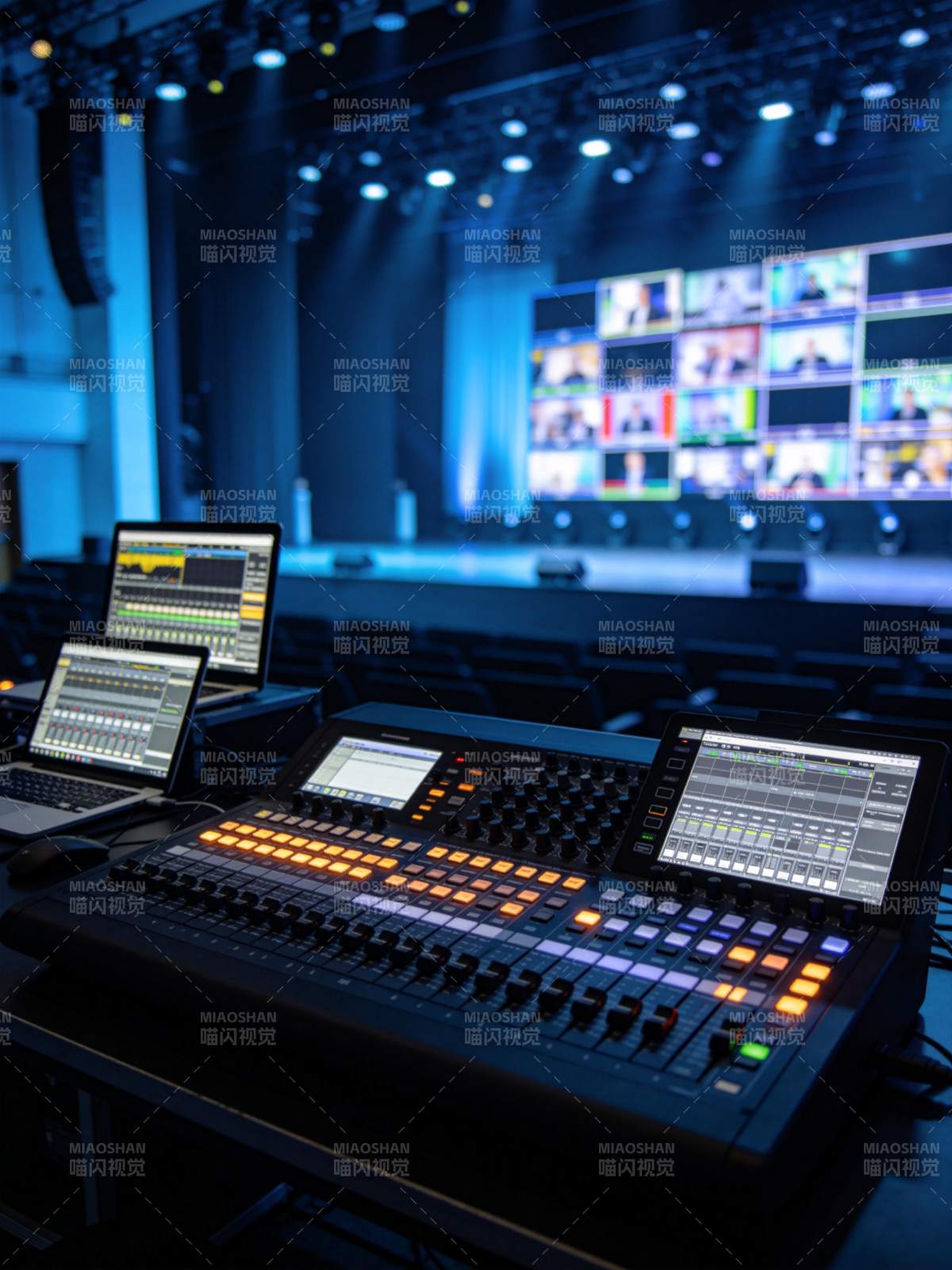舞台灯光控制台与多屏监看系统现场图片